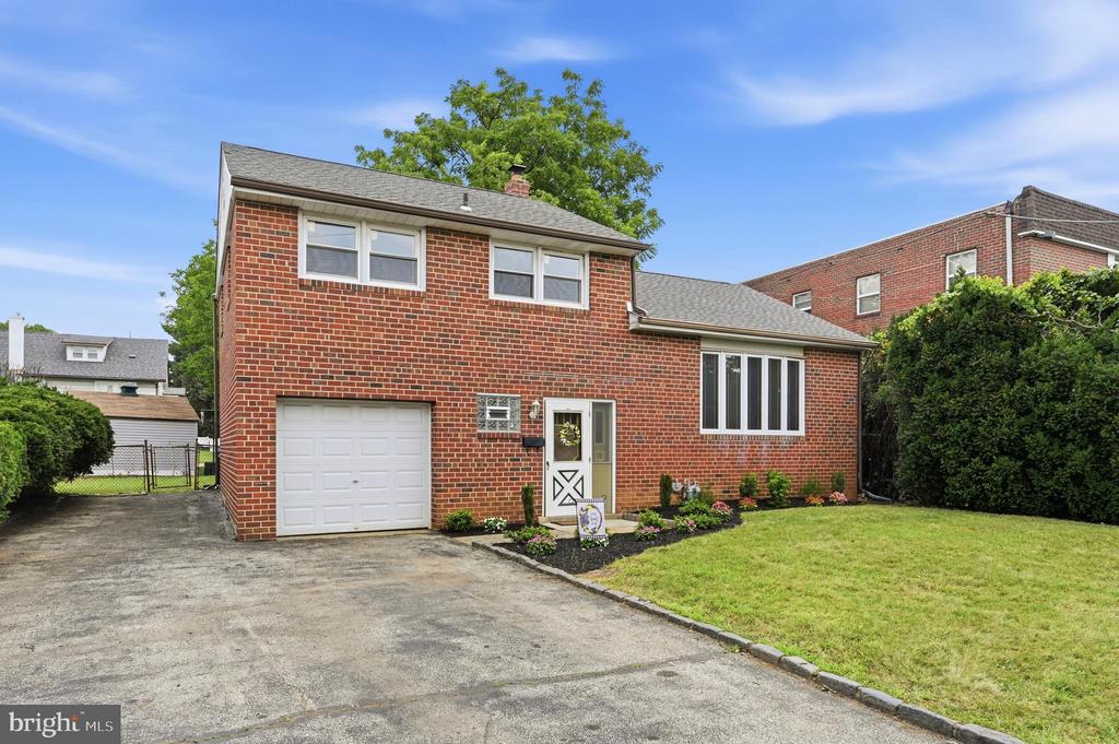 Residential in CLIFTON HEIGHTS 3