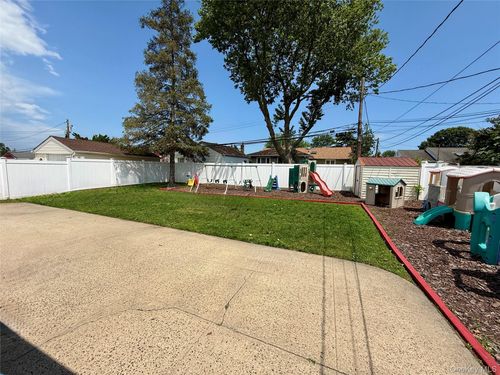 865 Prescott St, Valley Stream, NY, 11580-1235 | Card Image