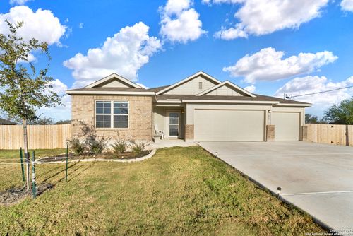 121 Cheyenne Dr, Floresville, TX, 78114-0106 | Card Image