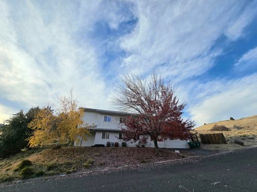402 Mountain View Blvd, Klamath Falls, OR, 97601-1579 | Card Image
