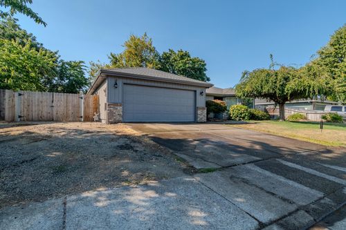 908 Juanita Way, Central Point, OR, 97502-2883 | Card Image