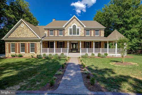 813 Blacks Hill Rd, Great Falls, VA, 22066-1301 | Card Image