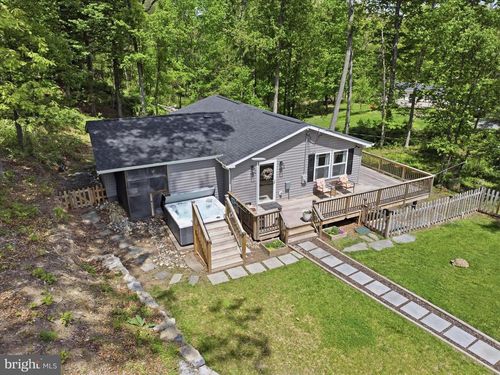 3147 Mountain Lake Rd, HEDGESVILLE, WV, 25427-6825 | Card Image