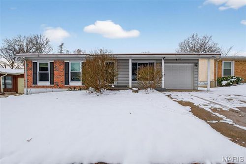 12119 El Camara Dr, Florissant, MO, 63033-7918 | Card Image