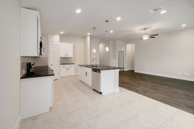 20809 Peacemaker Trl, House other with 3 bedrooms, 2 bathrooms and 4 parking in Lago Vista TX | Image 9