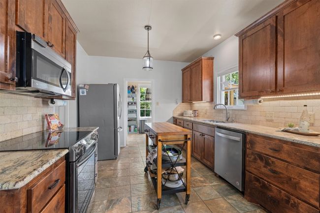 1922 W Lake Dr, House other with 3 bedrooms, 2 bathrooms and 6 parking in Taylor TX | Image 16