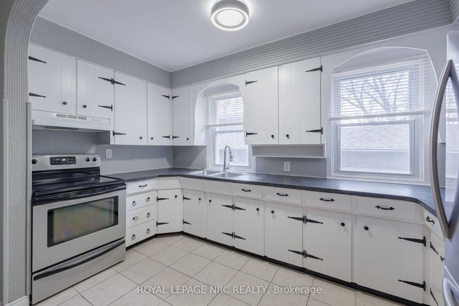 4160 Dorchester Rd, Home with 3 bedrooms, 2 bathrooms and 4 parking in Niagara Falls ON | Image 6