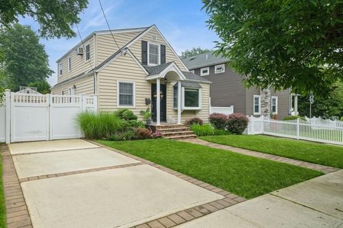 532 7th St, West Hempstead, NY, 11552-1137 | Card Image
