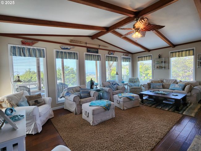Living Room-Vaulted Ceilings | Image 7