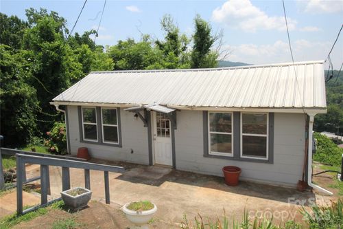 105 Summit St, Marion, NC, 28752-4380 | Card Image