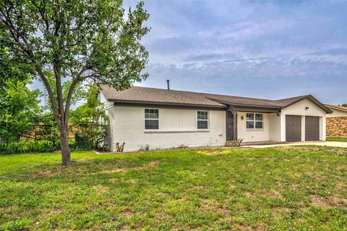809 Michelle Dr, Everman, TX, 76140-4313 | Card Image