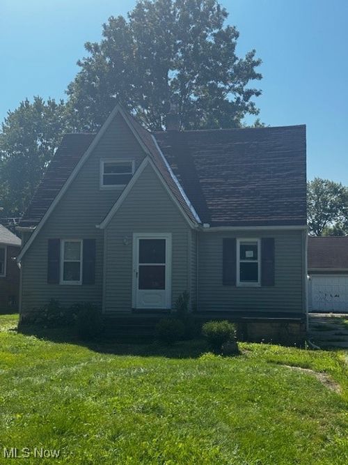 6926 Mckenzie Rd, Olmsted Twp, OH, 44138-1117 | Card Image