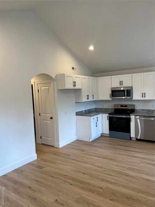 4367 Monroe Ave, Waterford, MI, 48329-4031 | Card Image