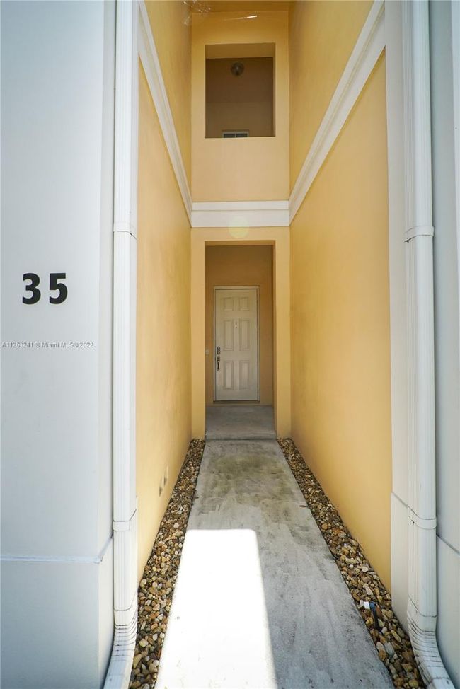UNIT-35 - 545 Sw 18 Th Ave, Townhouse with 3 bedrooms, 3 bathrooms and null parking in Fort Lauderdale FL | Image 5