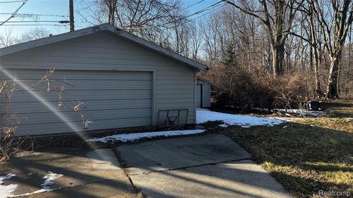 7715 Deering St, Westland, MI, 48185-2676 | Card Image