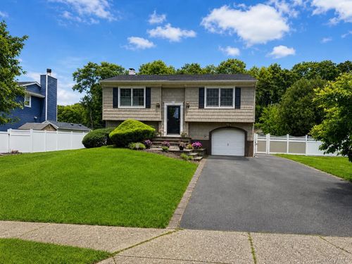 110 Blue Point Rd W, Holtsville, NY, 11742-2201 | Card Image