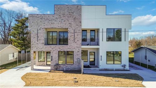 926 Se G St, Bentonville, AR, 72712-6442 | Card Image