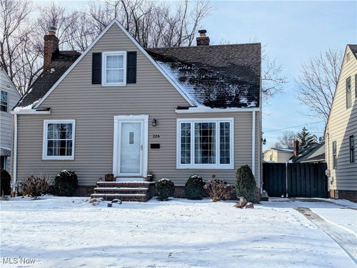 226 E 286th St, Willowick, OH, 44095-5030 | Card Image