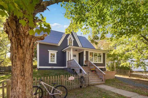 64 Maple St, Mahone Bay, NS, B0J2E0 | Card Image