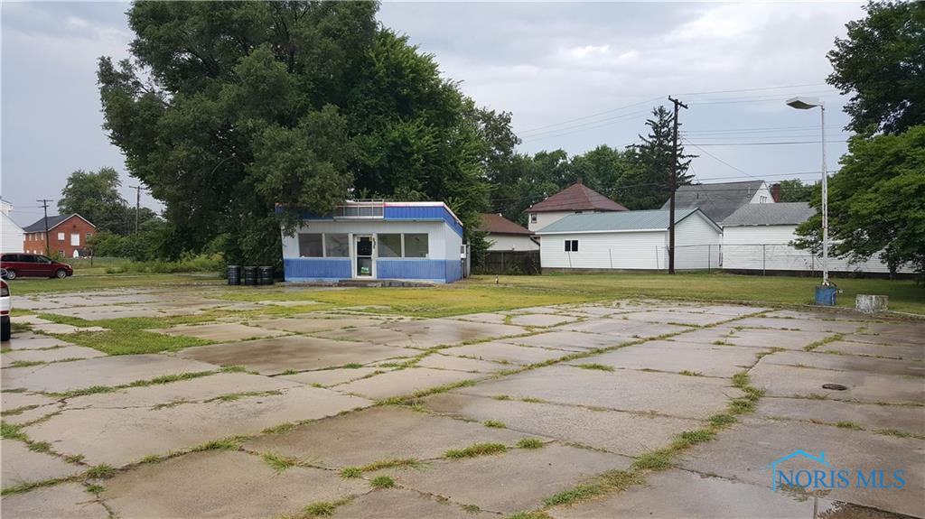 892 N Countyline St, Fostoria, OH 44830