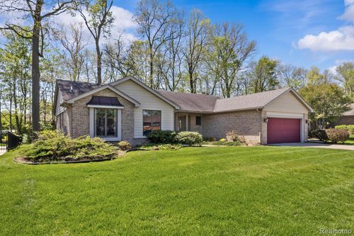 37781 Pickford Dr, Livonia, MI, 48152-2675 | Card Image