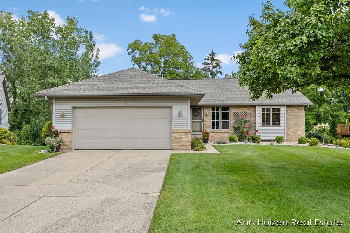 Crest Creek Ct, Grandville, MI 49418