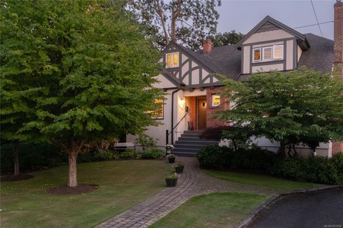 2125 Central Ave, Victoria, BC, V8S2R4 | Card Image