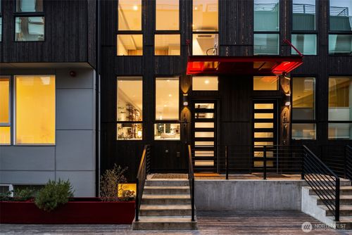 1717 20th Ave, Seattle, WA, 98122-2807 | Card Image
