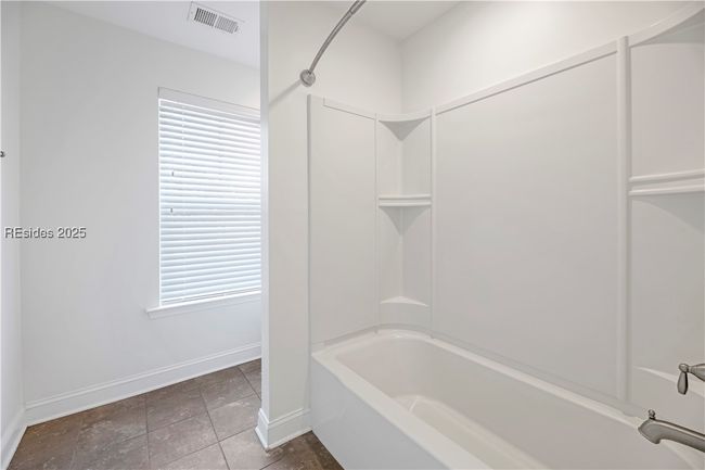 Shower/Tub Combo in Jack and Jill Bath | Image 31