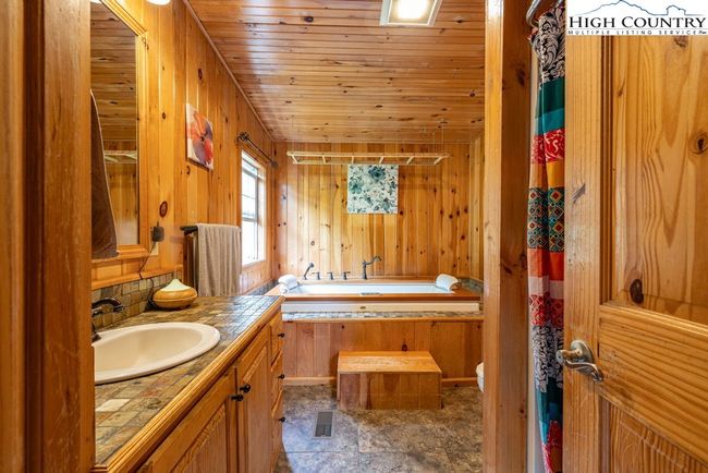 Ensuite Bath | Image 33