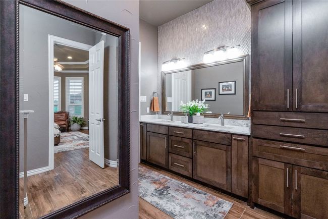 Ensuite bathroom featuring custom cabinetry | Image 22