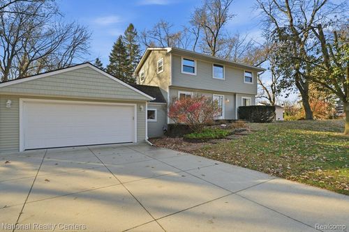 5595 Birdview Hts, Orchard Lake, MI, 48324-3005 | Card Image