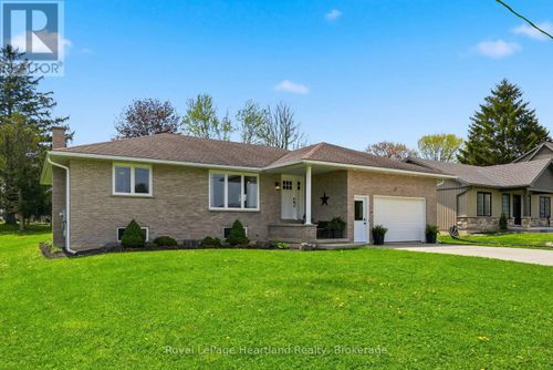 17 Brown St N, Clifford, ON, N0G1M0 | Card Image