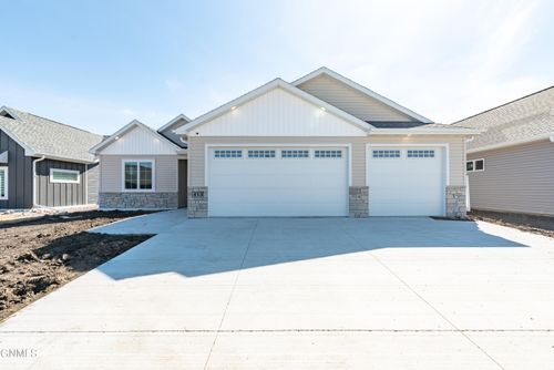 413 Lennox Dr, Bismarck, ND, 58504-5561 | Card Image