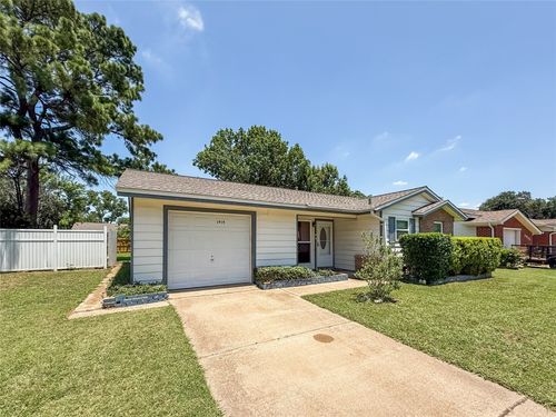 1915 Ridgewood St, Irving, TX, 75062-6982 | Card Image
