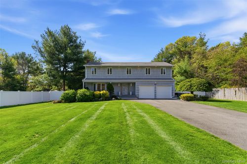 8 Given Ln, East Northport, NY, 11731-4614 | Card Image