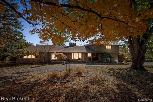 7357 W Greenwich Dr, Bloomfield Hills, MI, 48301-3923 | Card Image