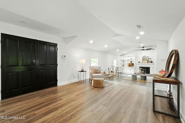 6_entry living | Image 7