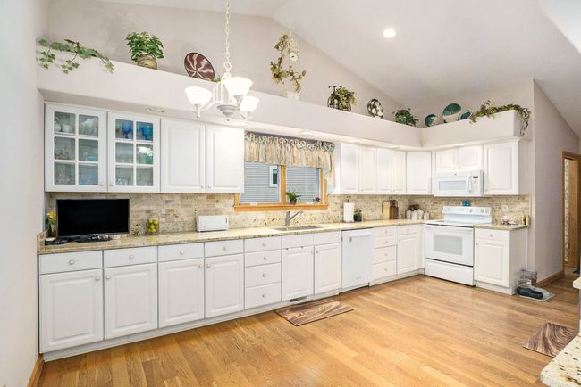 2040 Crystal Wood Trl, Condo with 3 bedrooms, 3 bathrooms and null parking in Flushing MI | Image 8