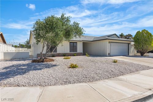 6204 Robin Hood Cir, Las Vegas, NV, 89108-3939 | Card Image
