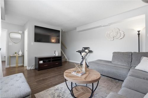 44-423 Westwood Dr, Kitchener, ON, N2M5B5 | Card Image