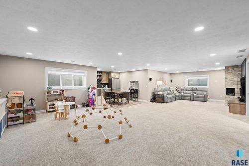 7104 E 38th St Street, Sioux Falls, SD, 57110 | Card Image