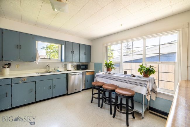 roomy kitchen | Image 11