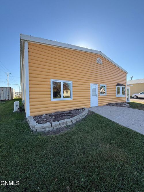 801 12th Ave Se, Jamestown, ND, 58401-4906 | Card Image