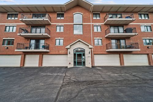 302-6870 W Winding Trl, Oak Forest, IL, 60452-5230 | Card Image