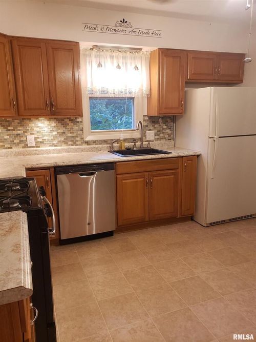 226 4th Ave W, Andalusia, IL, 61232-7606 | Card Image