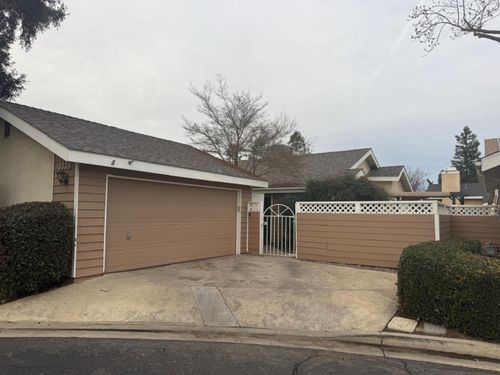 1338 E Castlecrest Ave, Visalia, CA, 93292-5504 | Card Image