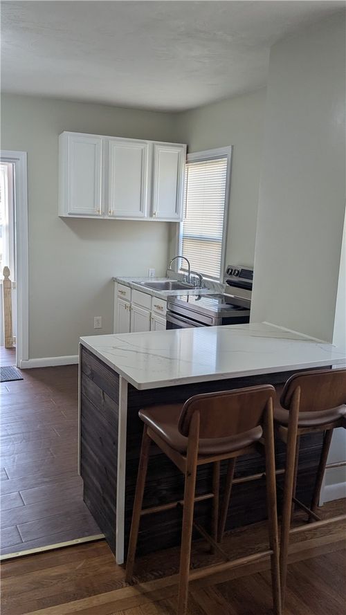 556 Admiral St, Providence, RI, 02908-1549 | Card Image