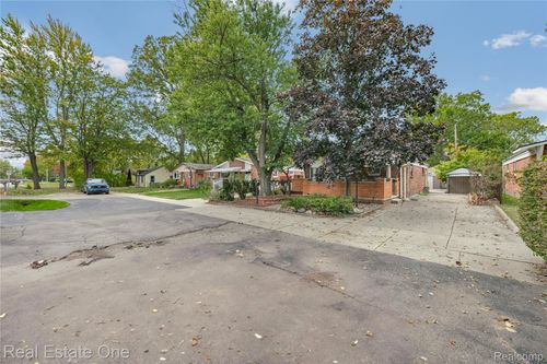 19643 Inkster Rd, Livonia, MI, 48152-2521 | Card Image