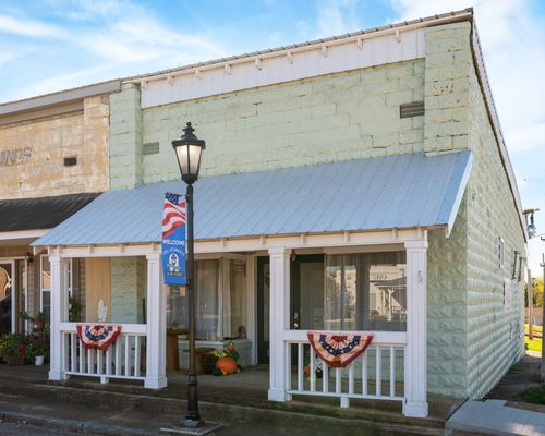 8 E Main St, Decaturville, TN, 38329-4093 | Card Image